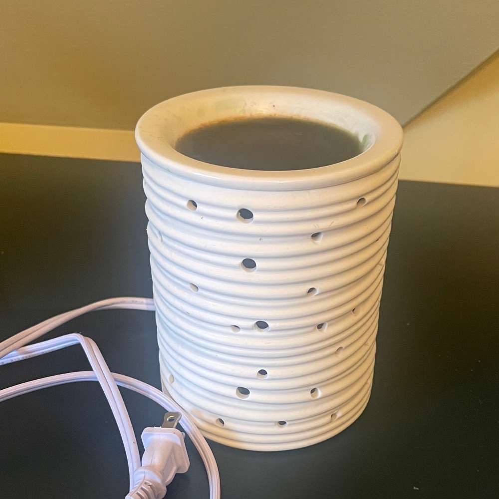 Ribbed White Ceramic Electric Wax Warmer